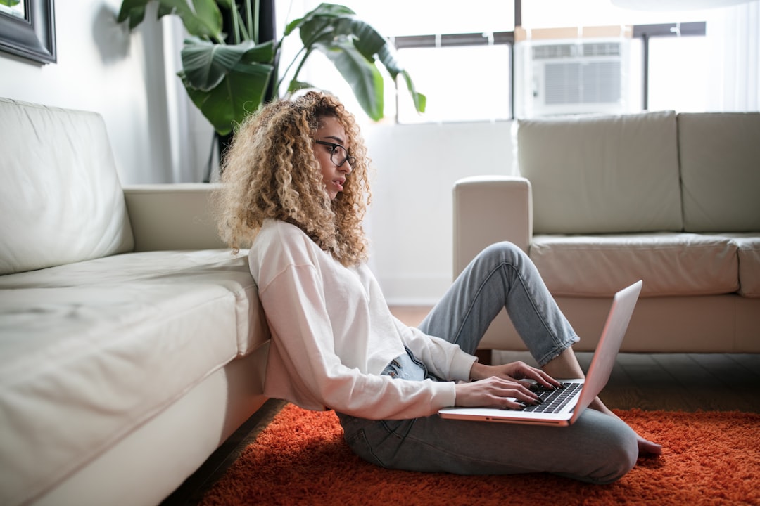 Una donna che rivede i suoi diritti di consumatore dell'UE dopo aver completato un acquisto online sul suo laptop da casa