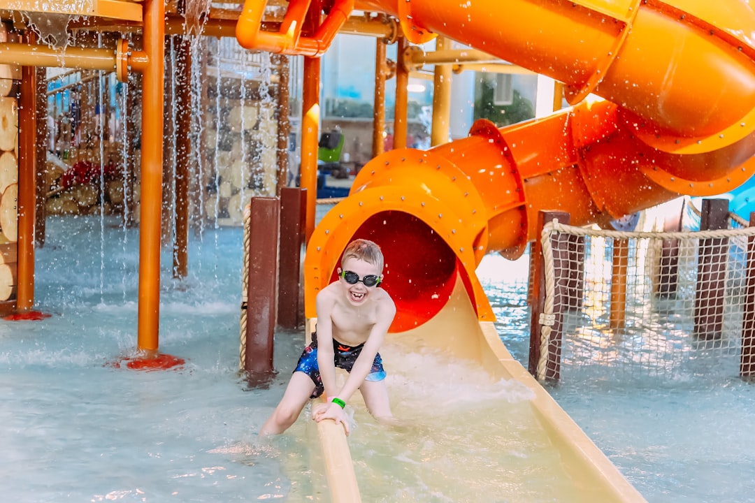 Una famiglia che si diverte su uno scivolo d'acqua emozionante presso uno dei migliori parchi acquatici europei in una soleggiata giornata estiva