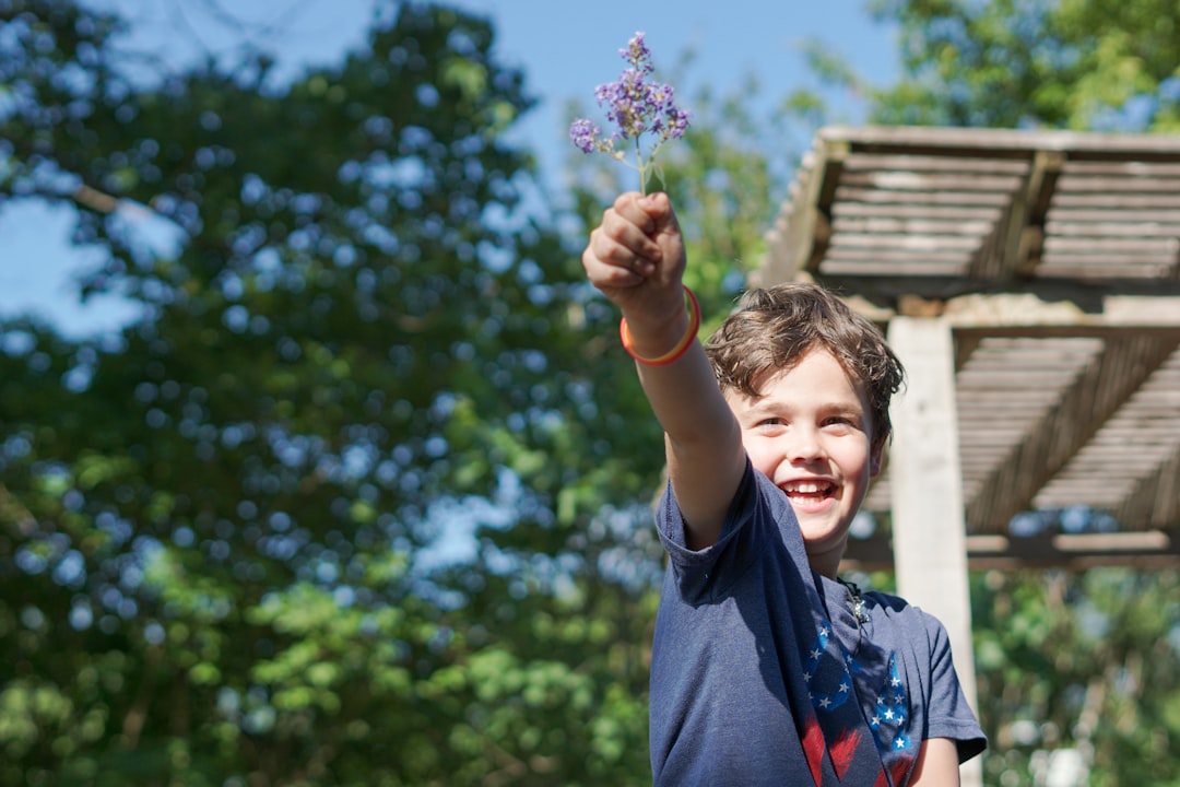 Un bambino che conduce un esperimento pratico presso i festival scientifici all'aperto in Europa, circondato dalla luce del sole