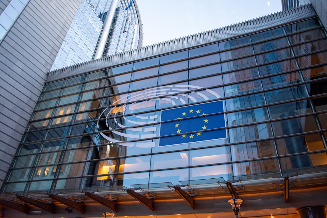 Eurodeputado a discursar no Parlamento da UE durante o debate sobre notícias falsas e desinformação, Bruxelas