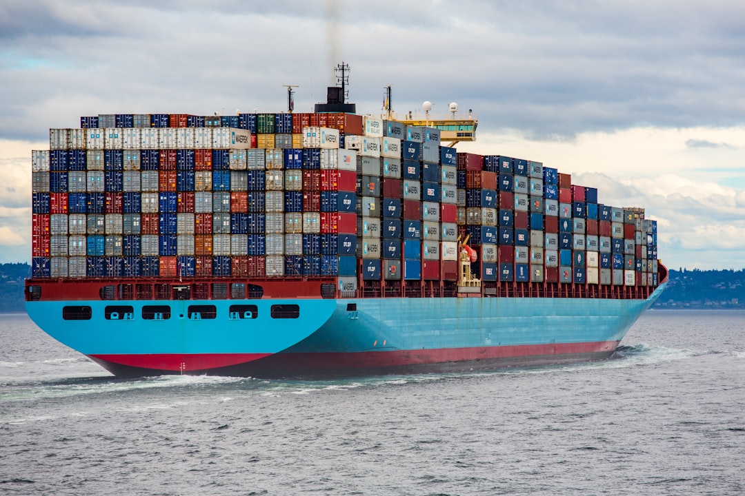 Grande navio porta-contentores de carga no mar transportando mercadorias pelas águas europeias, representando o mercado único e a logística da UE