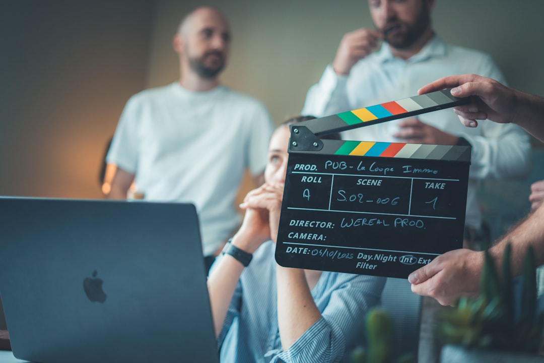 Um cineasta revisa filmagens em um laptop durante um projeto de produção cinematográfica apoiado pelo Creative Europe