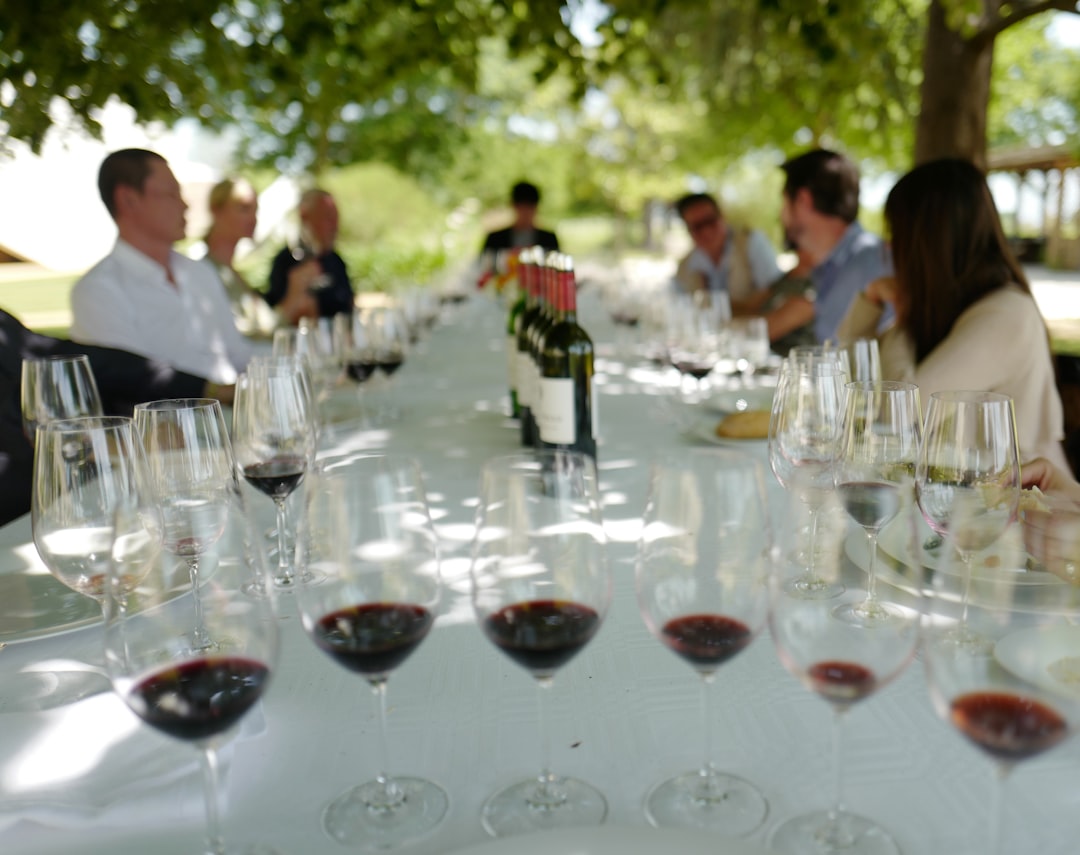 Un sommelier guida un ospite attraverso una degustazione privata all'interno della storica cantina di una vigna dell'UE in Borgogna, Francia