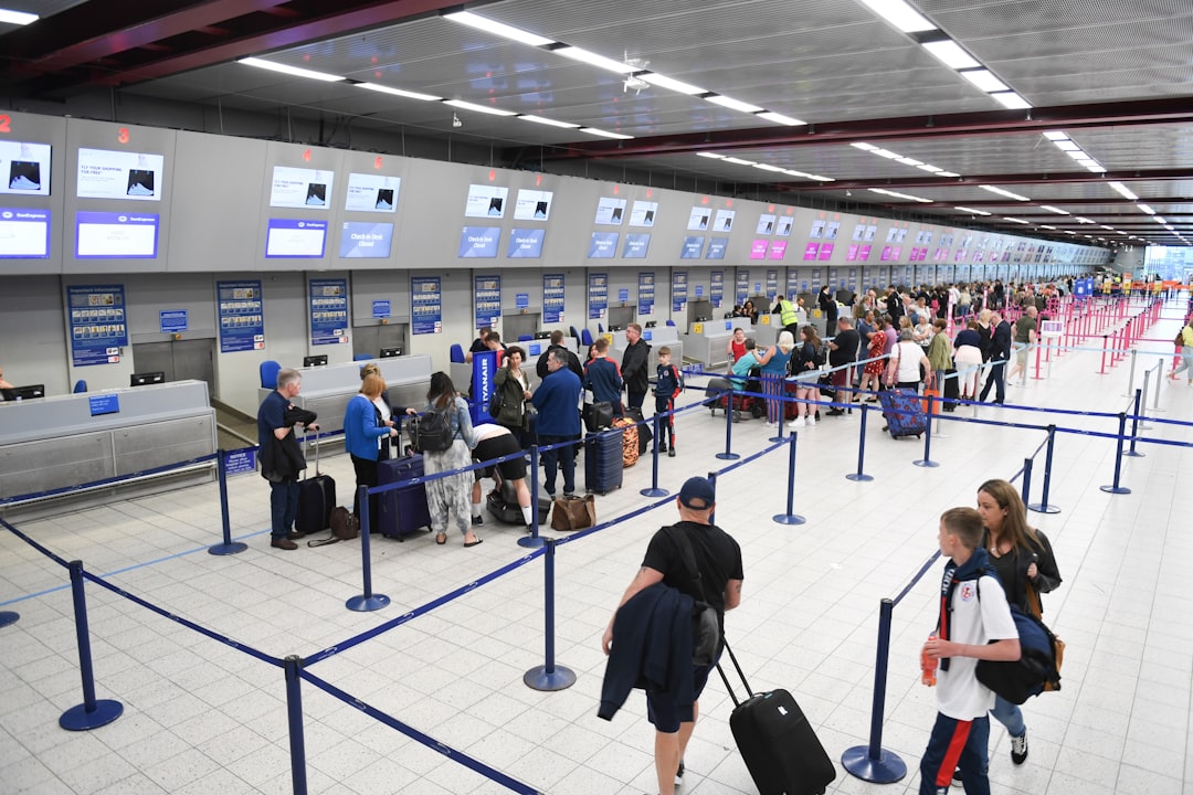viaggiatore che tiene il passaporto al controllo frontaliero di un aeroporto dell'UE, riflettendo i cambiamenti concordati al vertice UE-Regno Unito sull'accesso a eGate