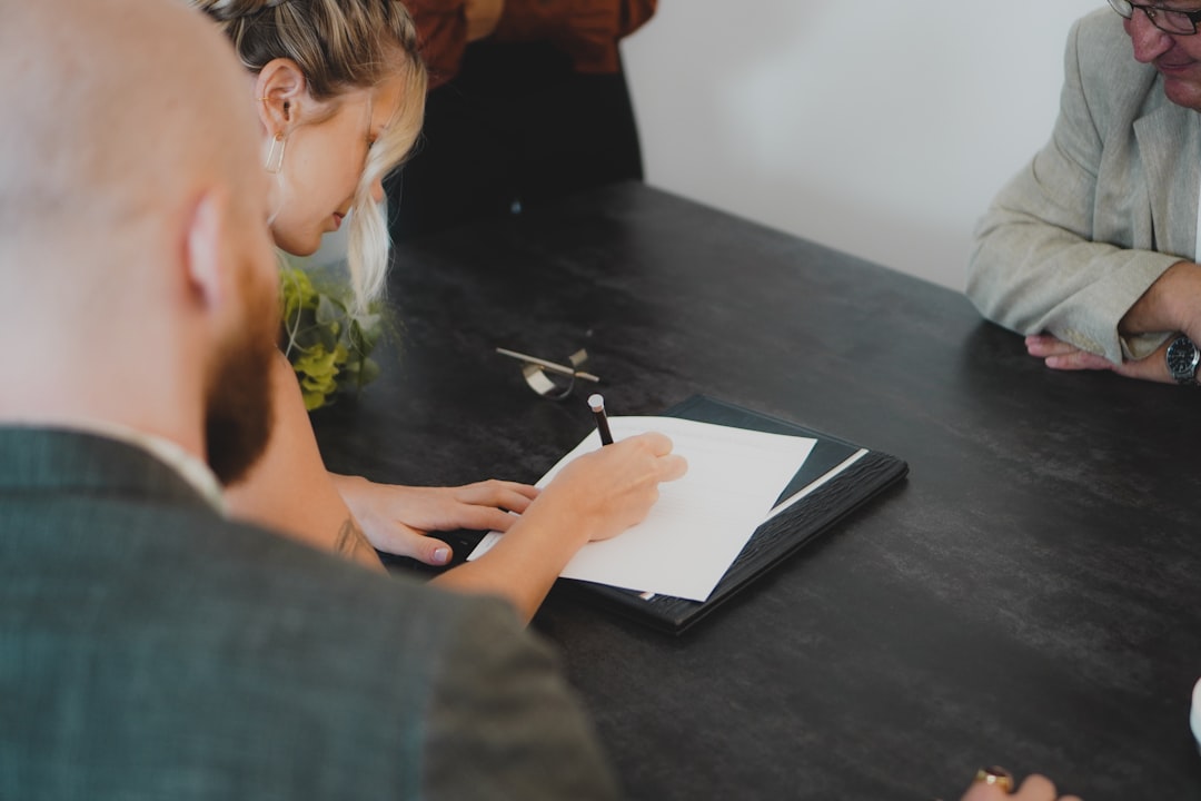Dois profissionais revisando um contrato de fornecedor transfronteiriço da UE em uma mesa de escritório moderna, discutindo cláusulas-chave.