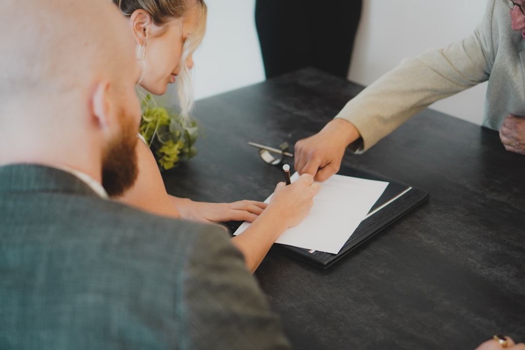 Um fundador de startup a assinar documentos de registo de marcas da UE como parte de uma estratégia de proteção de PI