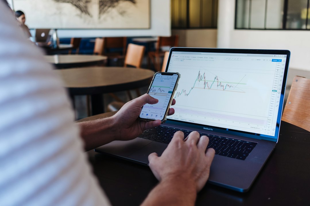 Investidor verificando os resultados do STOXX 600 durante a época de resultados