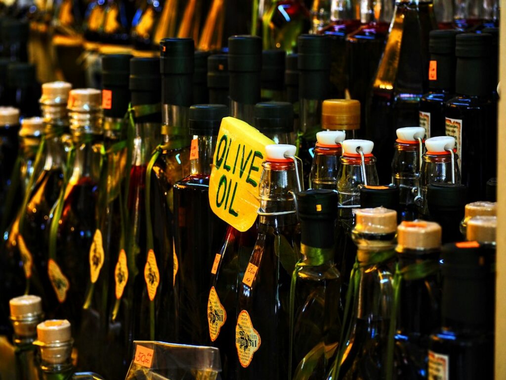 Cliente revisando la etiqueta de un aceite de oliva virgen extra en el pasillo de un supermercado